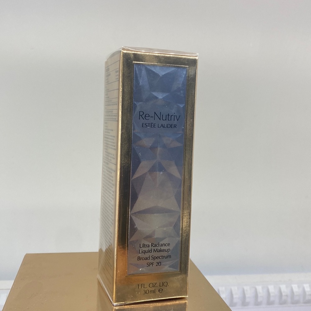 Estee Lauder Re-Nutriv Foundation
Espresso 8N1